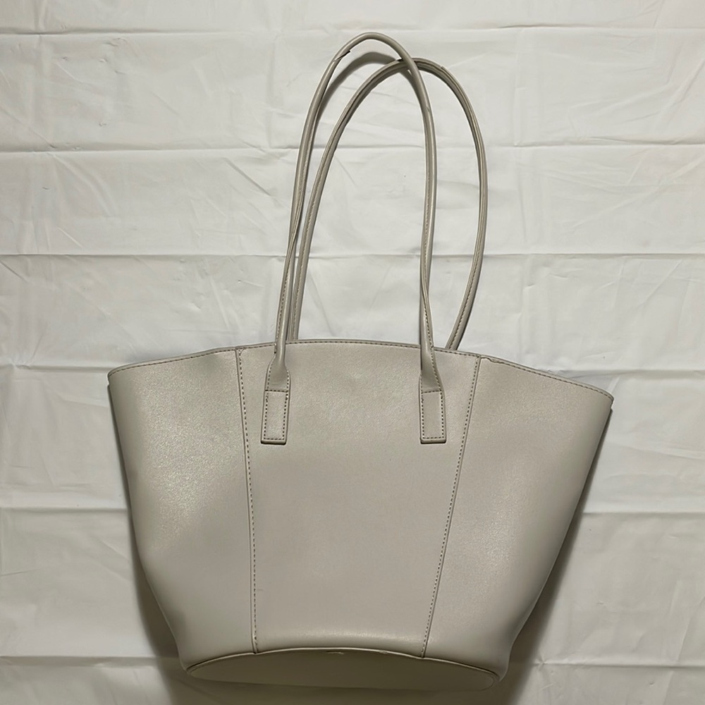 Beautiful light grey satchel style women’s pocket book. Like new condition.